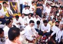 टाकळी हत्याकांड: “पोलिस कोणाला वाचवण्याचा प्रयत्न करतायत?” आमदार धनंजय मुंडेंचा संतप्त सवाल. घुले-माने कुटुंबियांच्या न्यायासाठी रस्त्यावर उतरण्याचा इशारा!. टाकळी हत्याकांड: “पोलिस कोणाला वाचवण्याचा प्रयत्न करतायत?” आमदार धनंजय मुंडेंचा संतप्त सवाल. घुले-माने कुटुंबियांच्या न्यायासाठी रस्त्यावर उतरण्याचा इशारा!.
